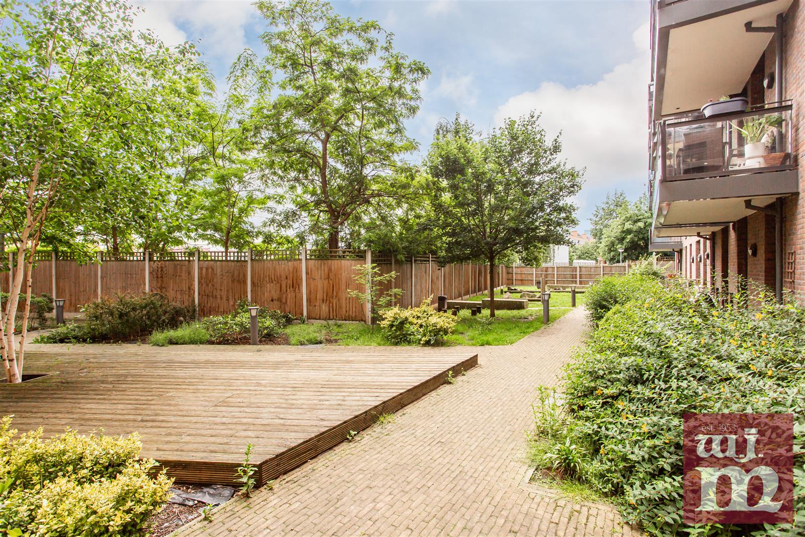 Maypole Court, Mile End